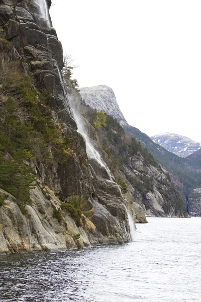 Roccia ripida a costa in norway — Foto Stock