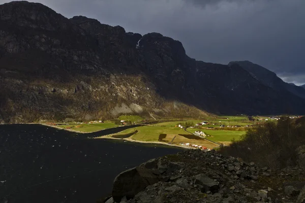 Tal in Norwegen bei wechselhaftem Wetter — Stockfoto