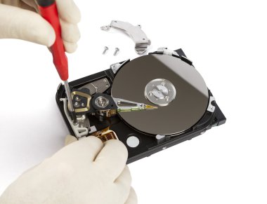 Açık sabit disk ile teknisyen