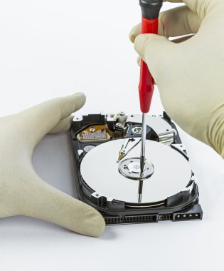 Açık sabit disk ile teknisyen