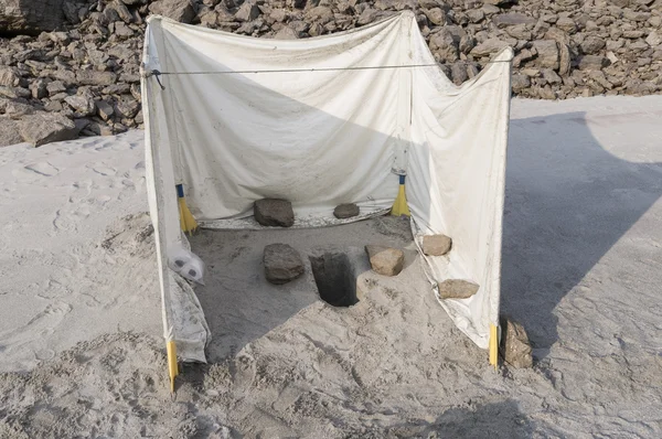 Toilet in het zand Rechtenvrije Stockafbeeldingen