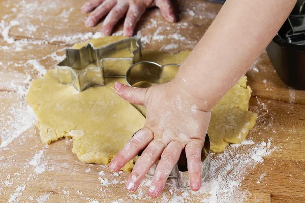 Mani di piccoli bambini con pasta — Foto Stock