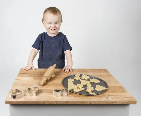 Bambino che fa biscotti — Foto Stock