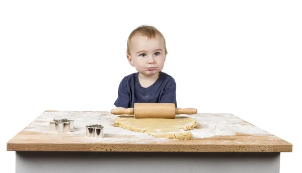 Barn som gör cookies — Stockfoto