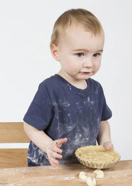 Niño haciendo galletas — Foto de Stock