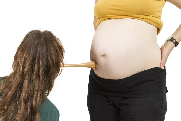 Barnmorskan lyssnar på människors mage — Stockfoto