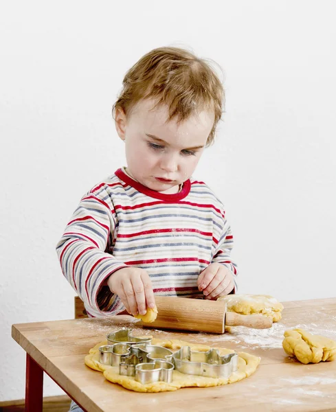 Маленький ребенок делает печенье — стоковое фото