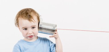 Çocuk telefonuyla teneke kutu