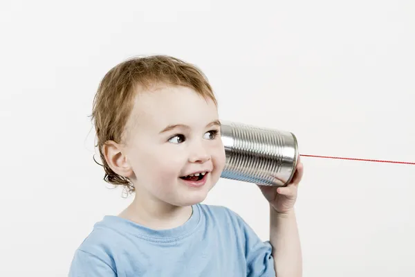 Barátságos gyermek hallgatja konzervdoboz telefon — Stock Fotó