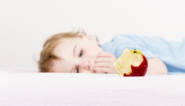 estudiante y profesor leyendo periódico durante el examen
