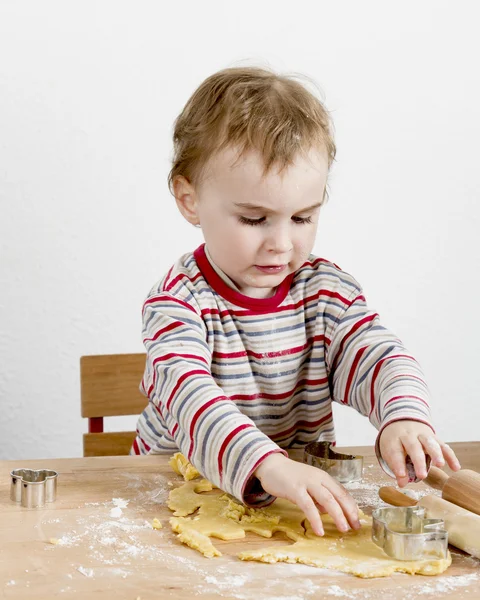 Bambino alla scrivania che fa biscotti — Foto Stock