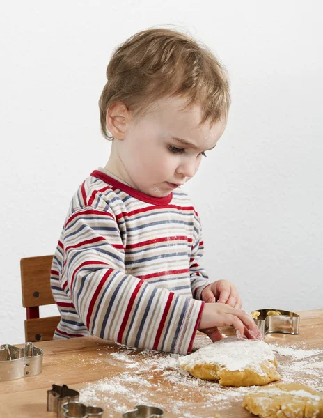 Jong kind maken van cookies — Stockfoto