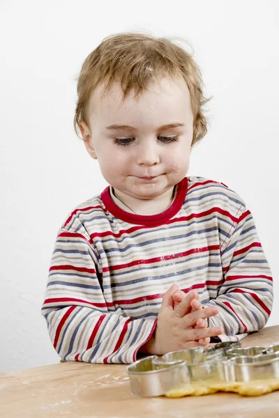 Dziecko dziecko patrząc na poparcie naczynie — Zdjęcie stockowe