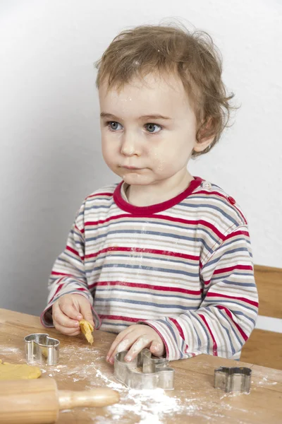 Jeune enfant faisant des cookies — Photo