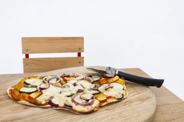 Pizza avec coupe sur petit bureau — Photo