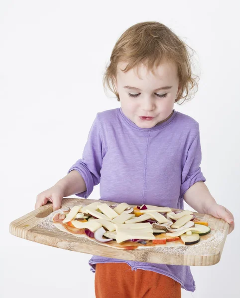 Att föra pizza till ugnen — Stockfoto