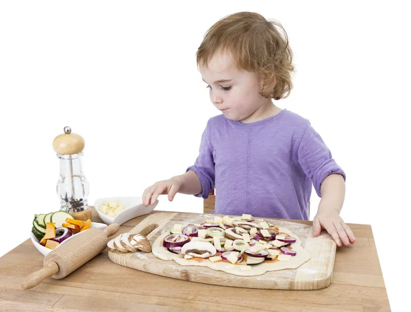 学龄前儿童制作新鲜的比萨 — 图库照片