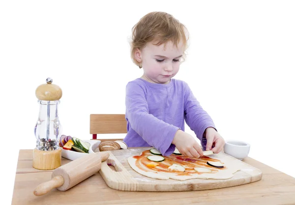 Kind maken van verse pizza — Stockfoto