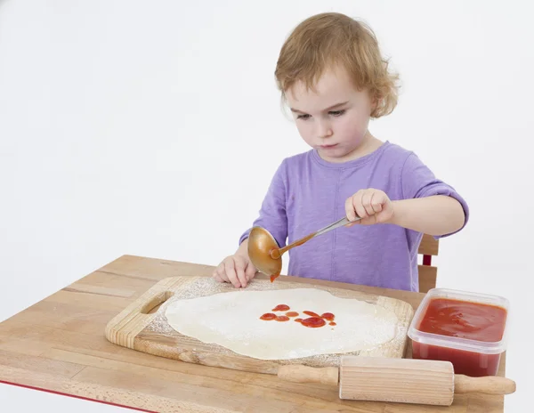 Meisje maken pizza — Stockfoto