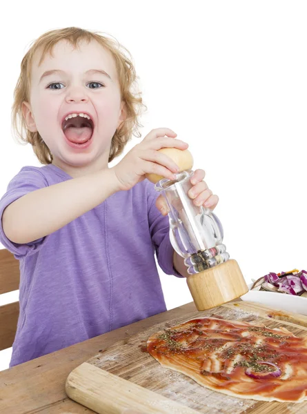 Criança feliz fazendo pizza — Fotografia de Stock