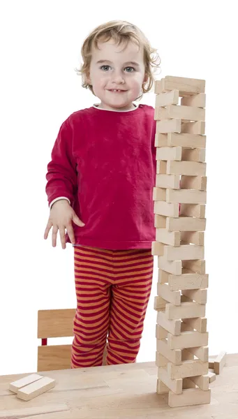 Criança com torre feita de blocos de brinquedo — Fotografia de Stock
