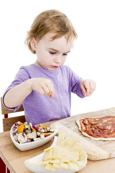 Pizza maison par une mignonne petite fille — Photo