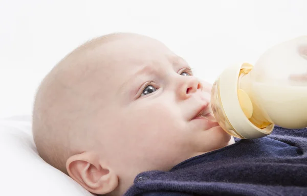 Säugling mit Milchflasche — Stockfoto