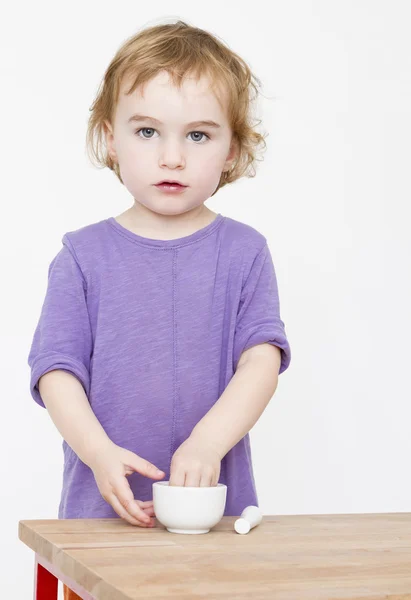 Nettes Mädchen schaut in die Kamera — Stockfoto