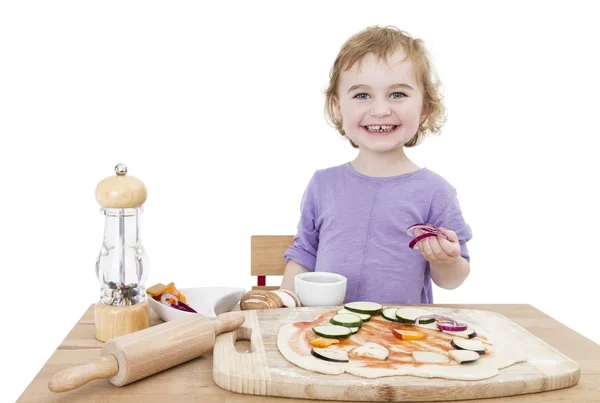 Szczęśliwe dziecko Dokonywanie pizza — Zdjęcie stockowe