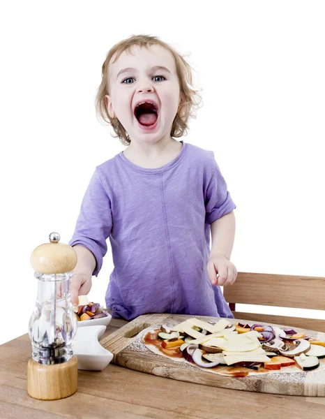 Niño gritando haciendo pizza fresca — Foto de Stock