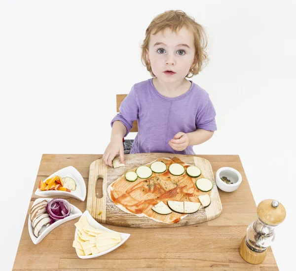 Dítě připravující pizzu — Stock fotografie