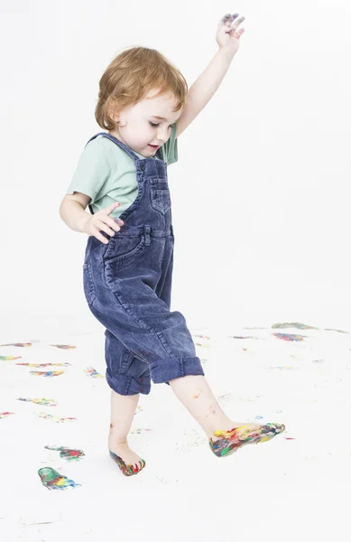 Bambino con vernice a piedi — Foto Stock