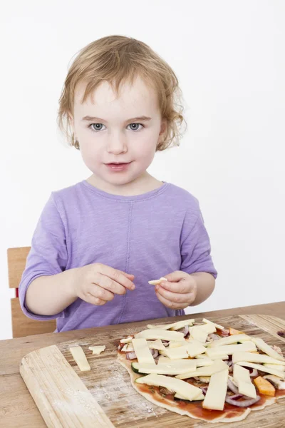 Fille mignonne faisant pizza fraîche — Photo