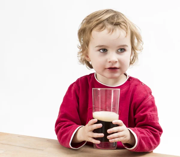 Jong meisje bier drinken — Stockfoto