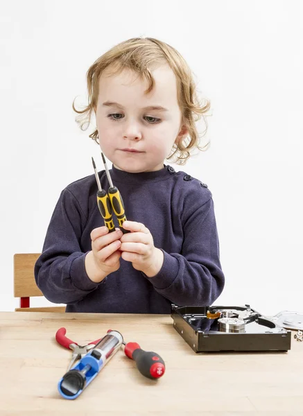 Kind wählt Werkzeug für die Reparatur der Festplatte — Stockfoto