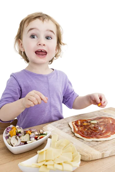 Kind backt Pizza — Stockfoto