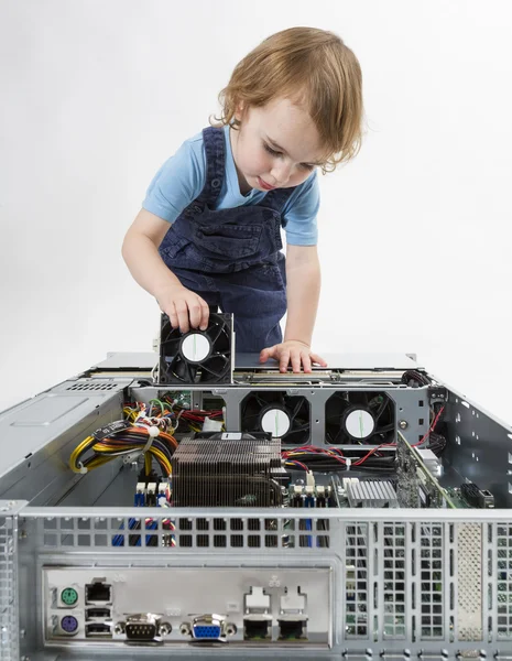 Niño reparación de la computadora de red — Foto de Stock
