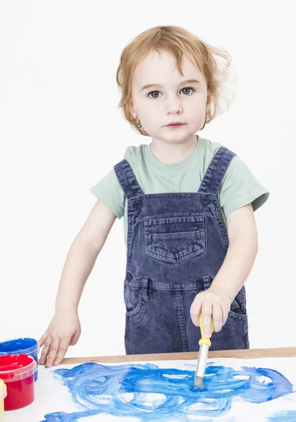 Sevimli kız küçük masanın üzerinde boyama — Stok fotoğraf