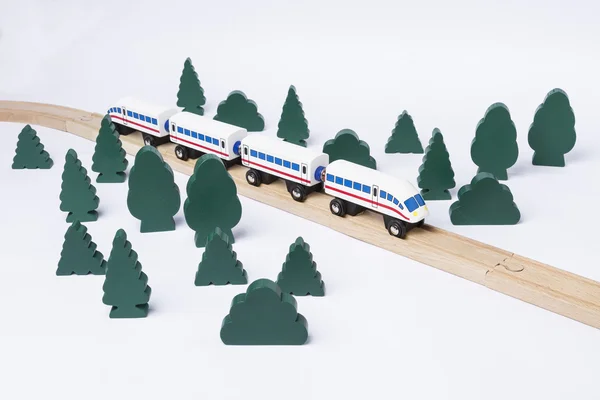 Treno veloce che attraversa una piccola foresta — Foto Stock