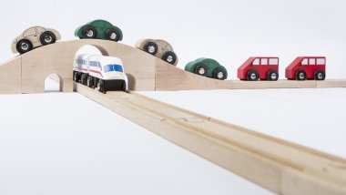 oyuncak araba ve tren ile trafik