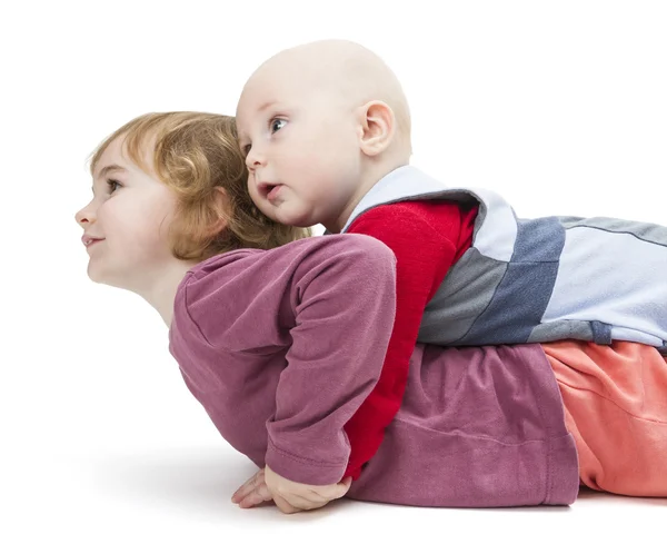 Broer en zus kijken naar kant — Stockfoto