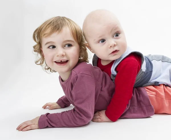 Two children playing on floor — Stock Photo, Image