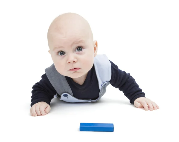 Заинтересованный ребенок с игрушечным блоком — стоковое фото