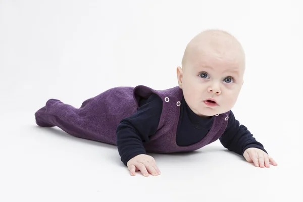 Bambino in abiti scuri strisciando — Foto Stock