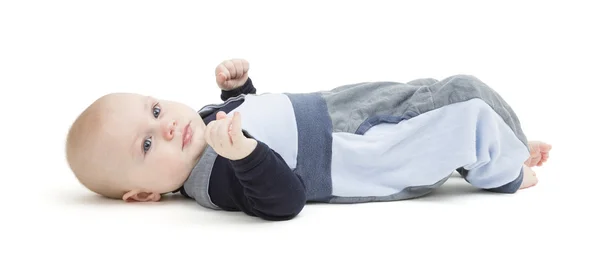 Niño sonriente acostado en su espalda —  Fotos de Stock