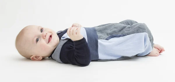 Sorridente bambino sdraiato sulla schiena — Foto Stock