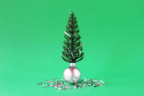 Kerstversiering Glanzend Zilveren Bal Kunstmatige Kerstboom Met Een Zilveren Knutsel — Stockfoto