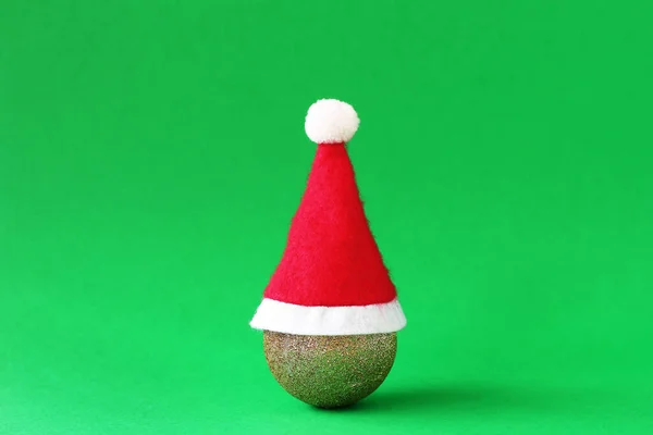 Bola Natal Dourada Brilhante Com Chapéu Vermelho Papai Noel Fundo — Fotografia de Stock