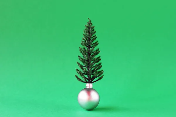 Kerstversiering Glanzend Zilveren Bal Kunstmatige Kerstboom Groene Achtergrond Met Kopieerruimte — Stockfoto
