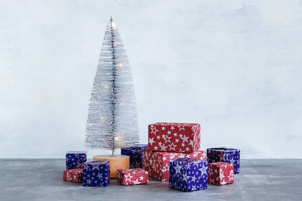 Árvore Natal Artificial Prata Com Luzes Caixas Presente Natal Fundo — Fotografia de Stock